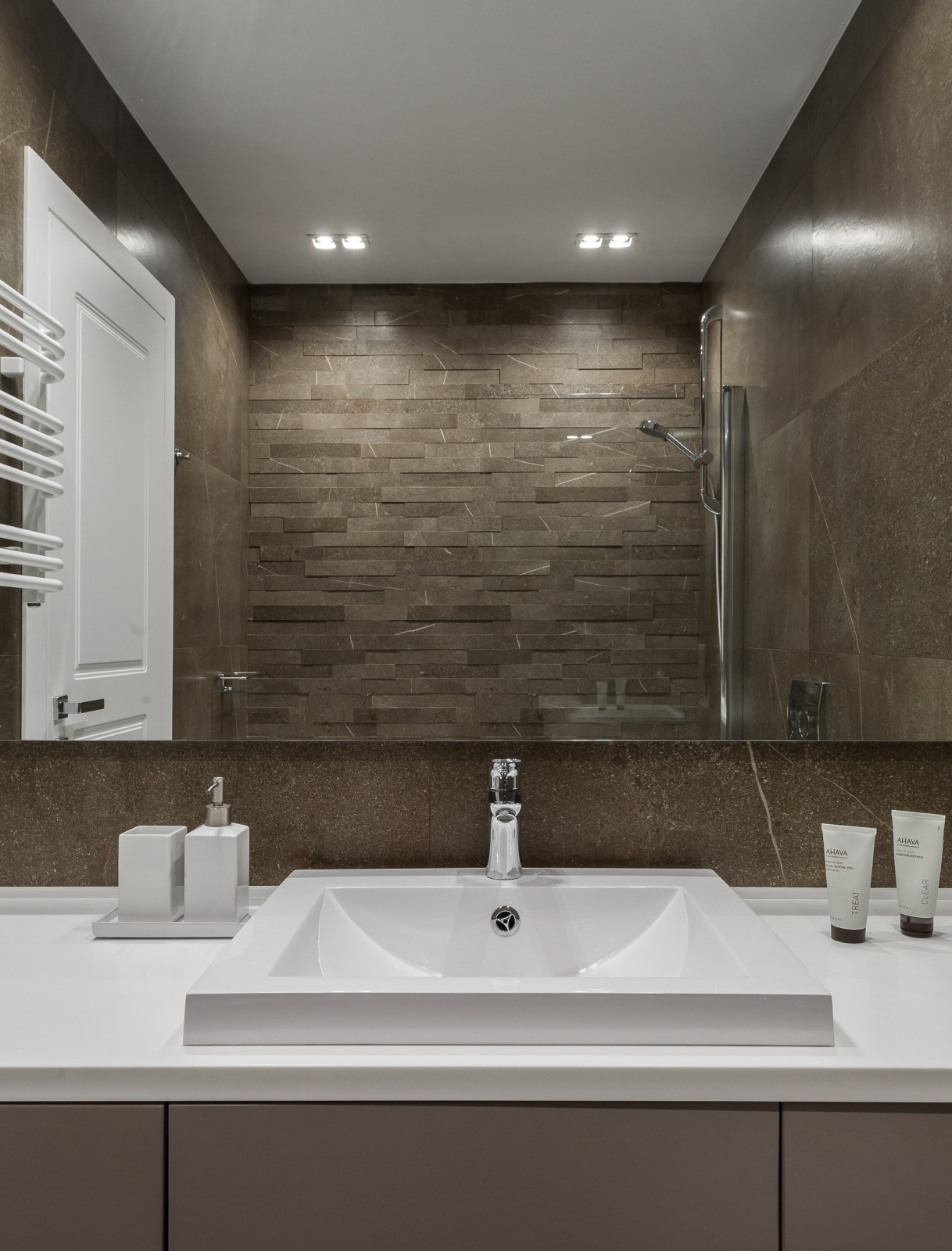 Квартира с двумя белоснежными котами