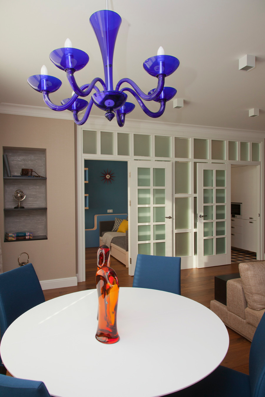 Обложка проекта: СОВРЕМЕННЫЙ ИНТЕРЬЕР С АНТИКВАРНЫМ КОМОДОМ