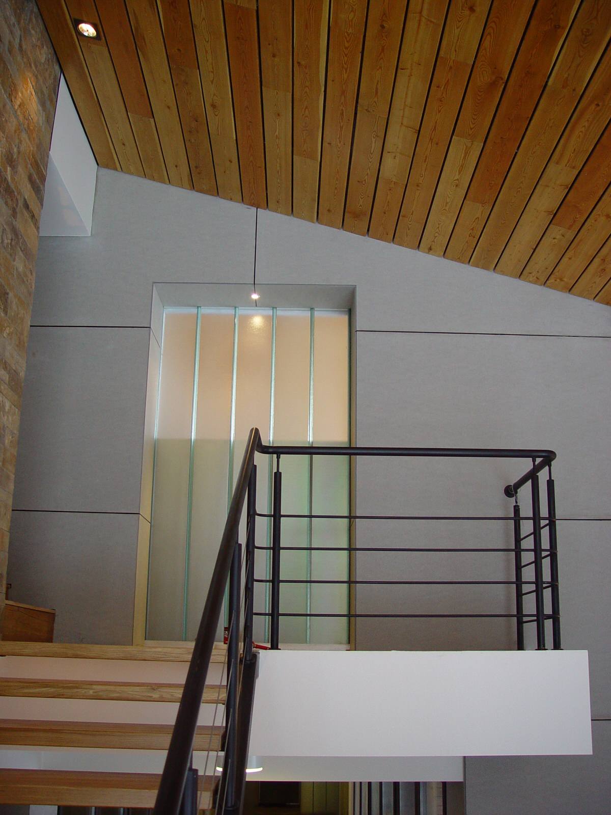 Дом в соснах у пруда