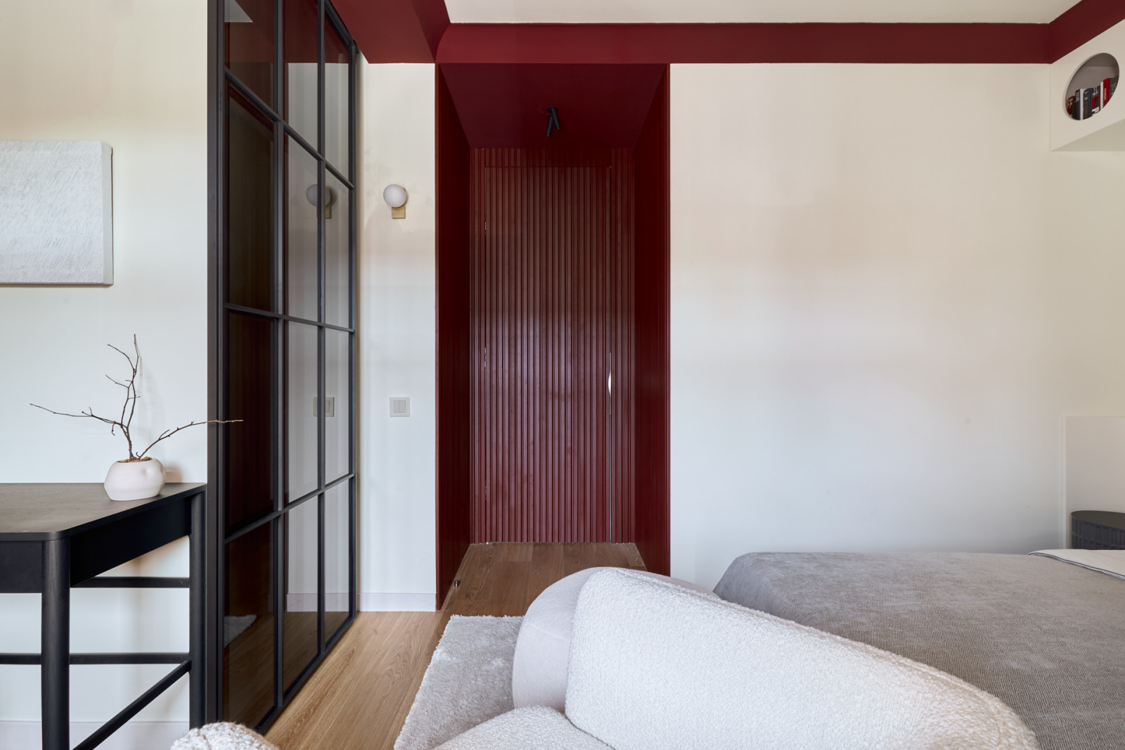 Спальня с багровым порталом
