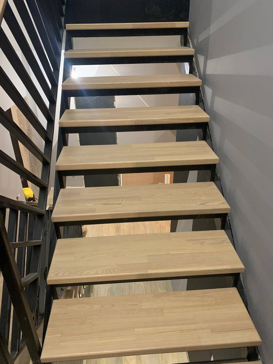 Комбинированная лестница на металлическом каркасе