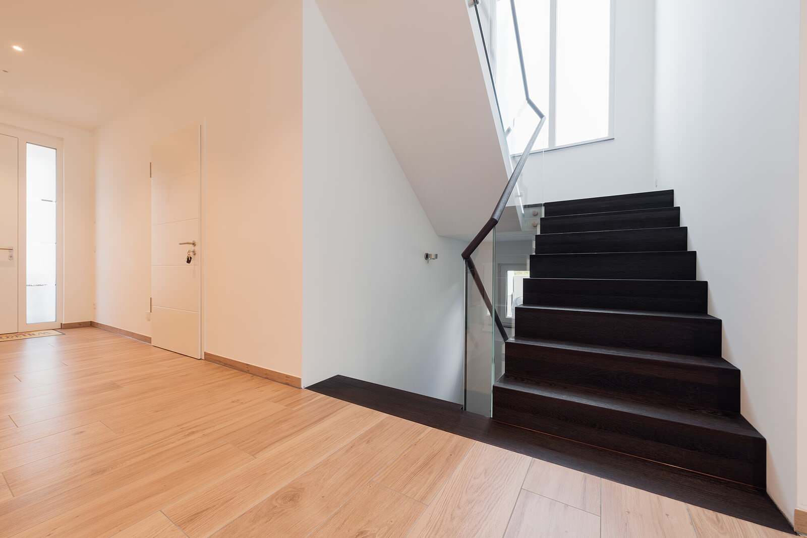 Лестница венге со стеклянной балюстрадой и деревянными перилами