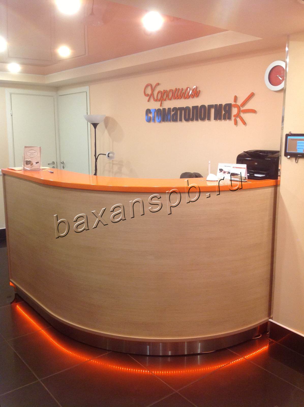 Стойки ресепшн