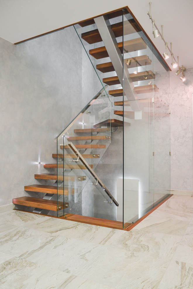 Деревянная лестница в загородном доме