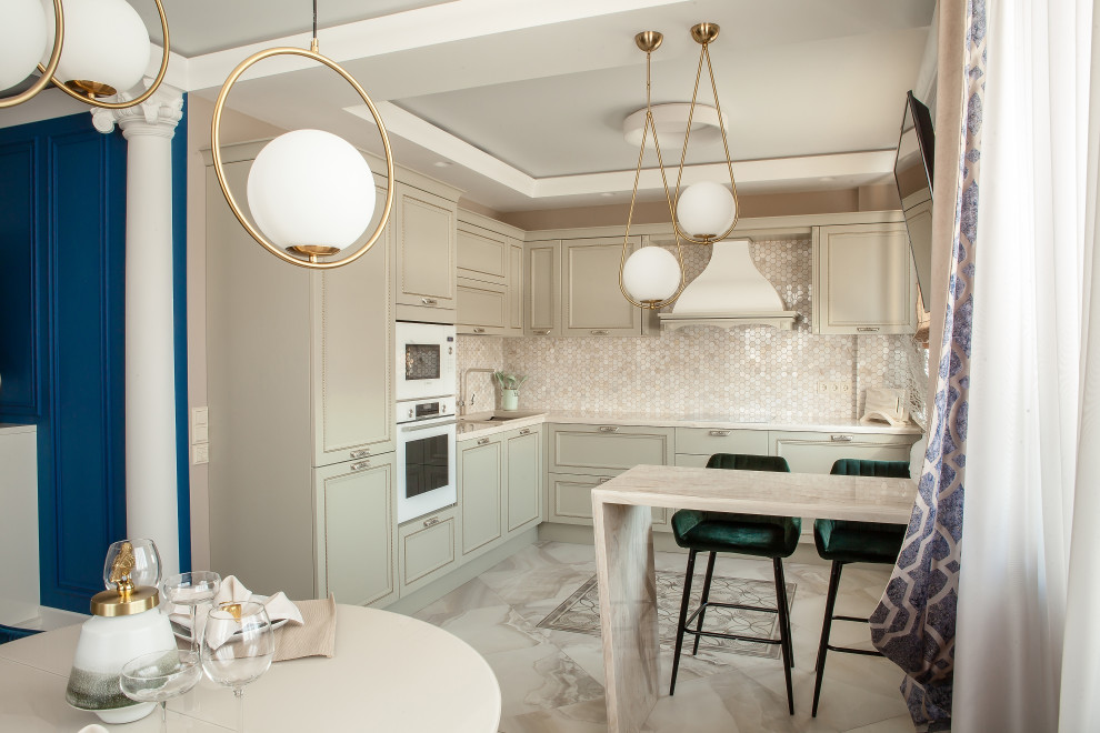 Кухня-столовая в неоклассике.