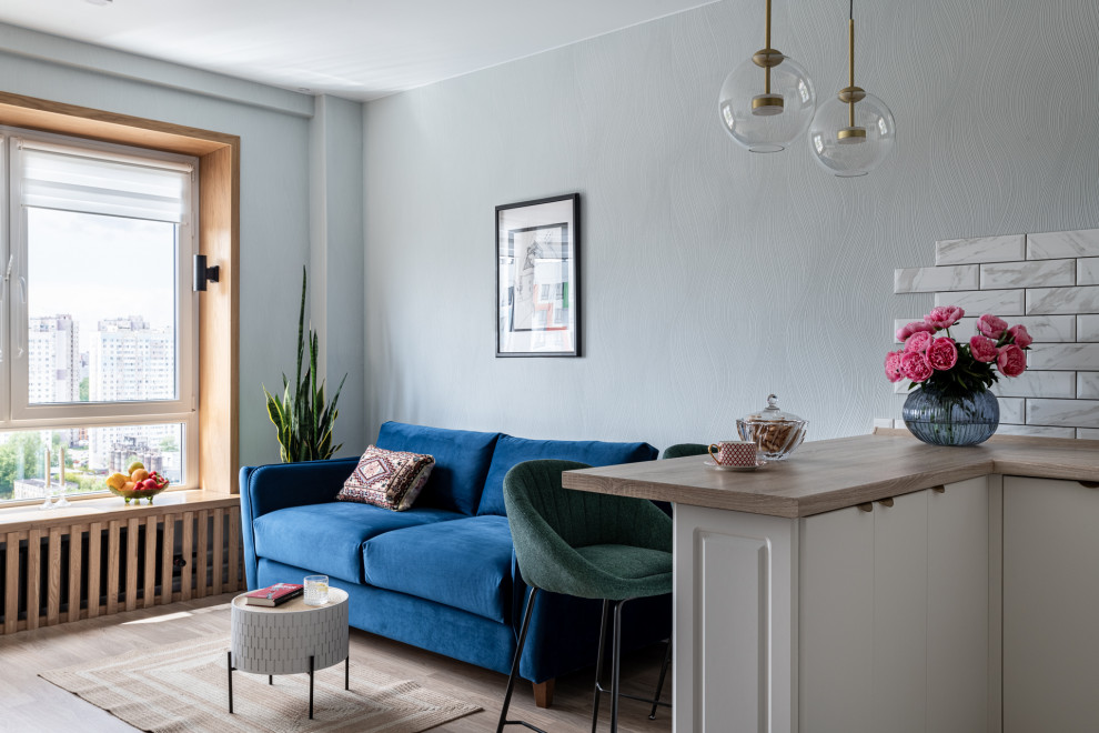 Синий диван в гостиной