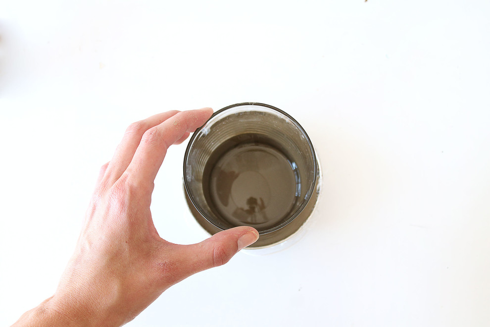 Своими руками: Делаем вазы из стакана и цемента