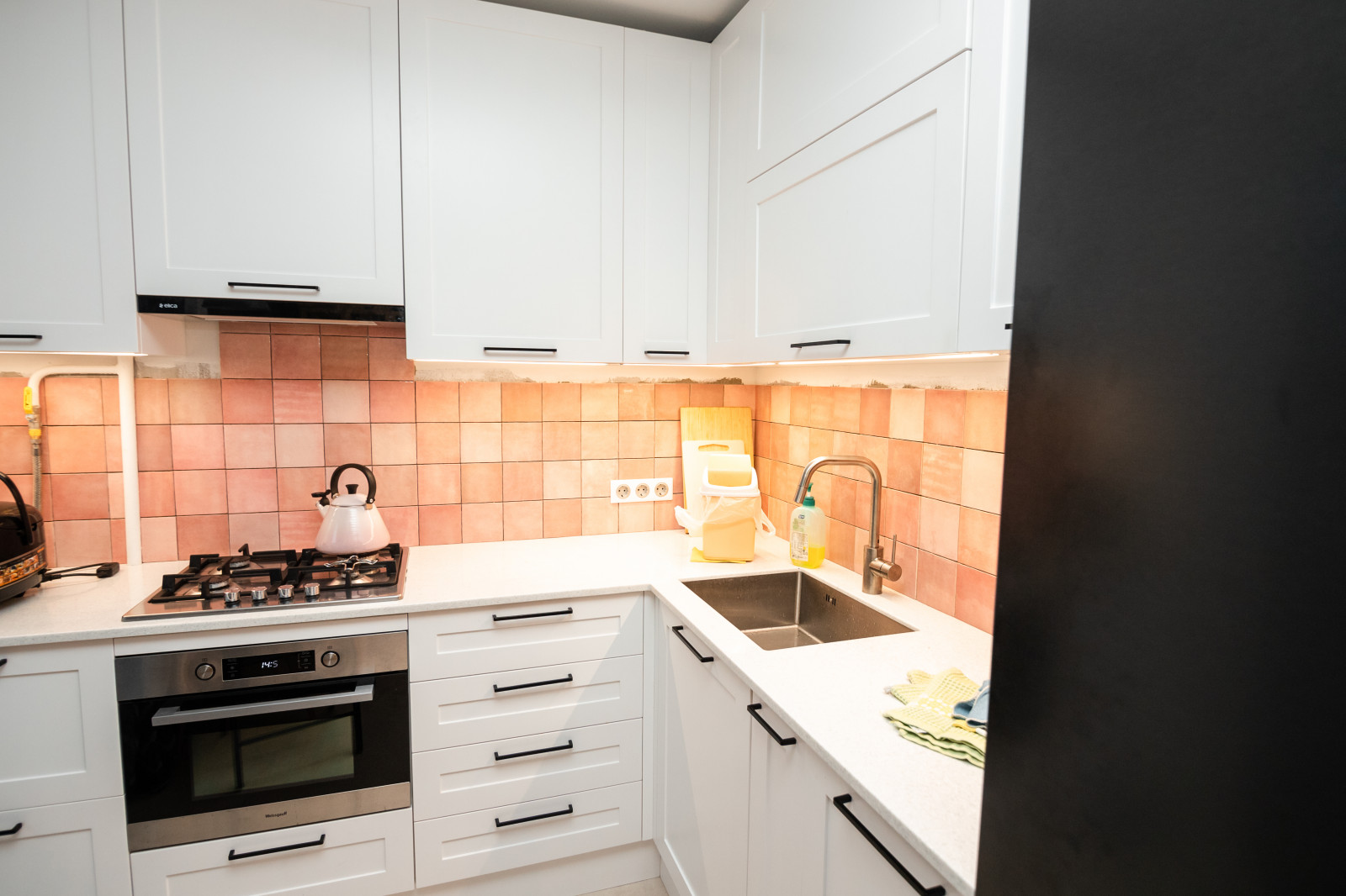 Белая небольшая кухня в стиле неоклассика