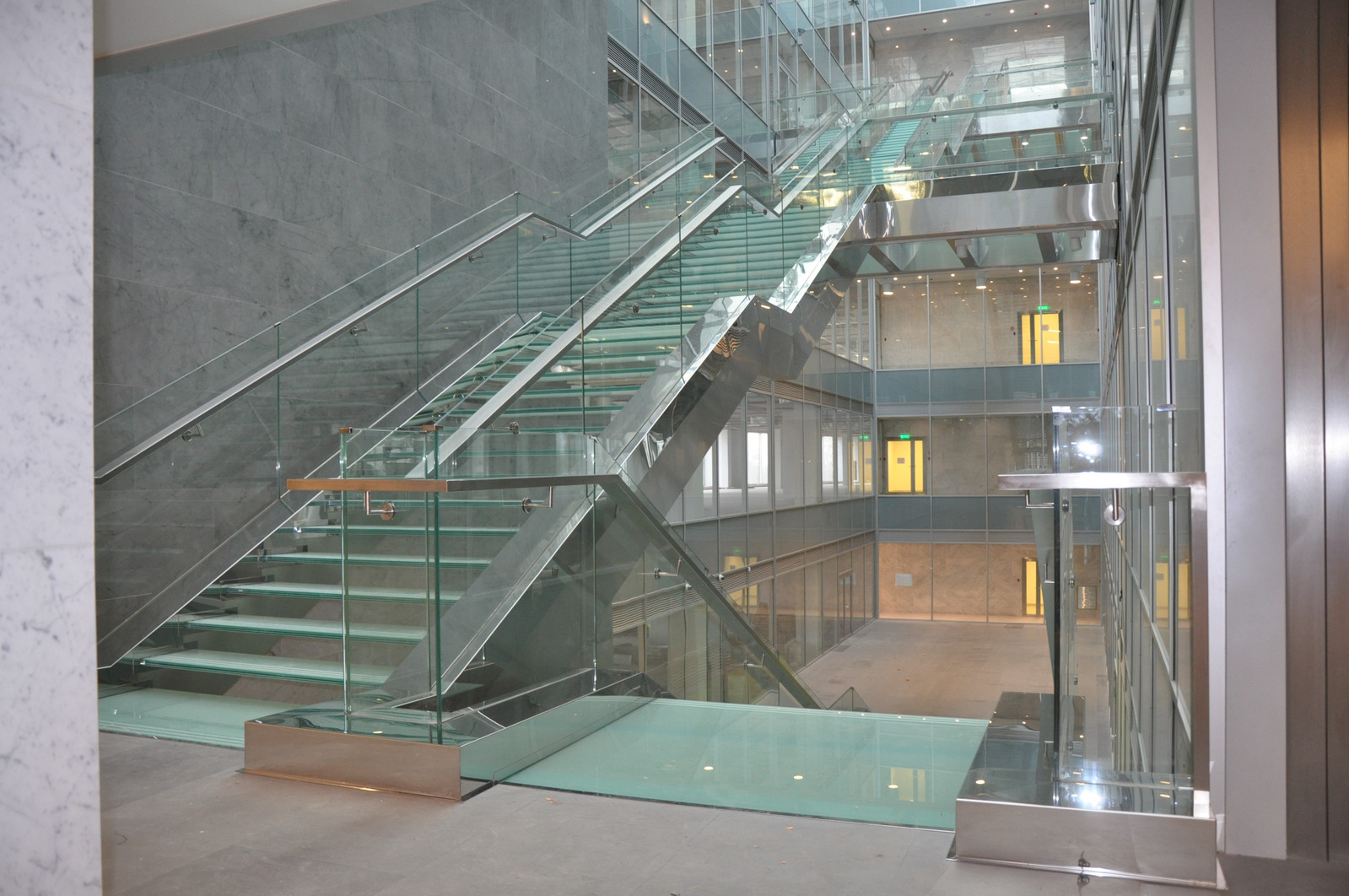 ЛЕСТНИЦА МЕДЦЕНТРА В КРЫЛАТСКОМ