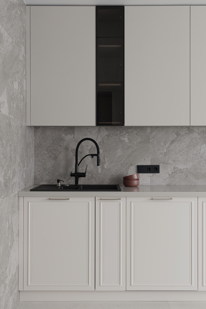 Кухня с черным краном