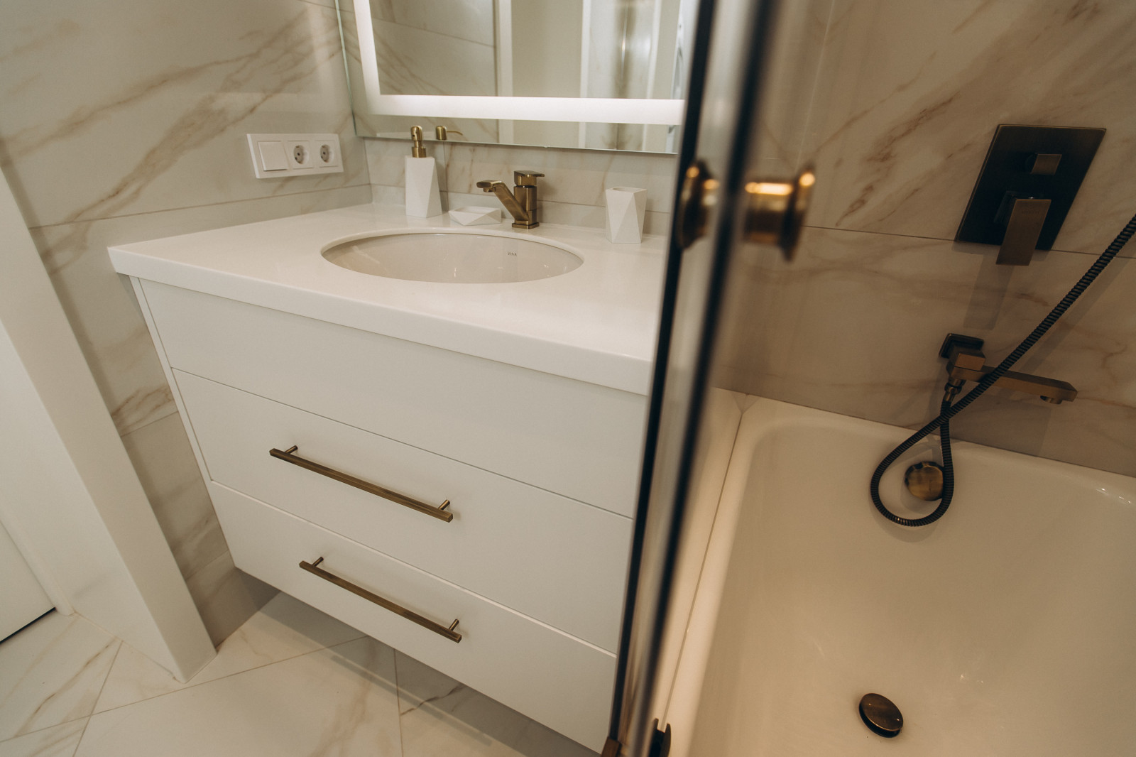 ТУМБА - САНУЗЕЛ