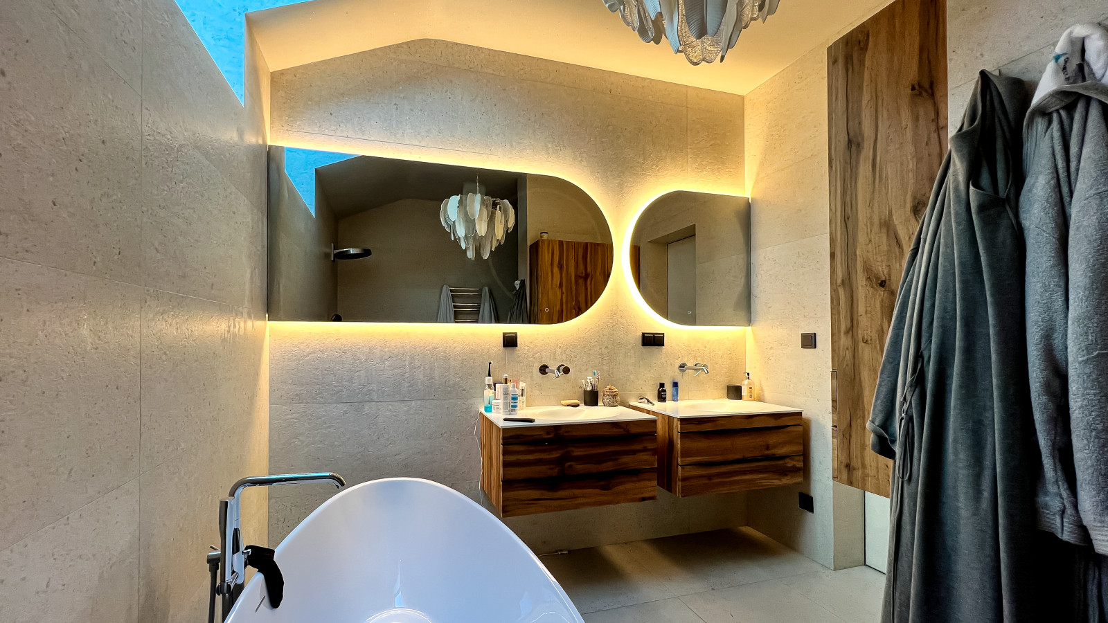 Умное зеркало необычной формы для Кати Гордон