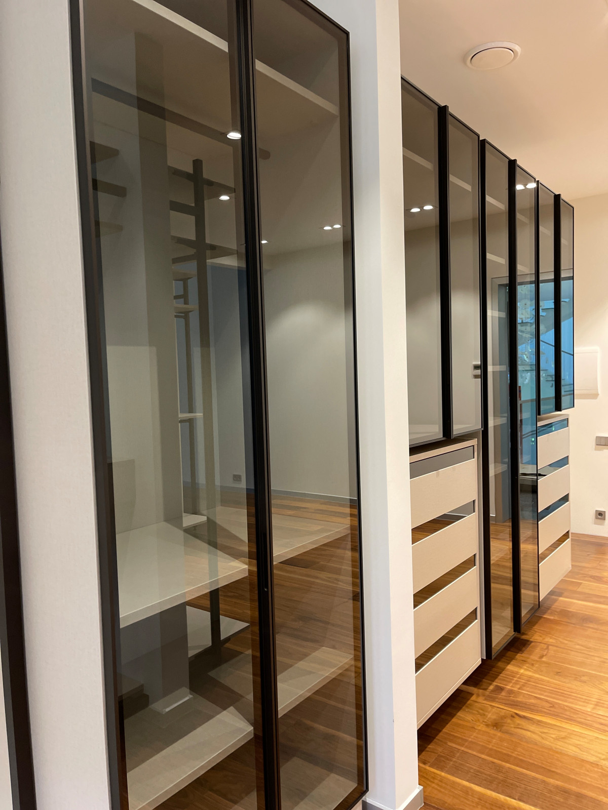 Распашной шкаф с системой RPE raumplus и Гардеробная система UNO raumplus