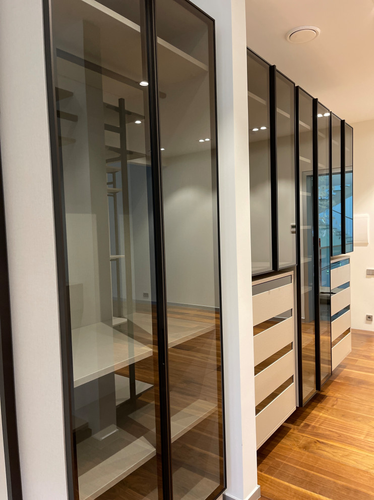 Распашной шкаф с системой RPE raumplus и Гардеробная система UNO raumplus