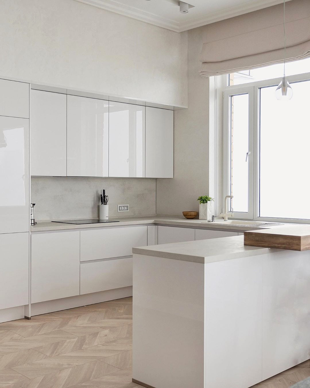 Белоснежная кухня с островом