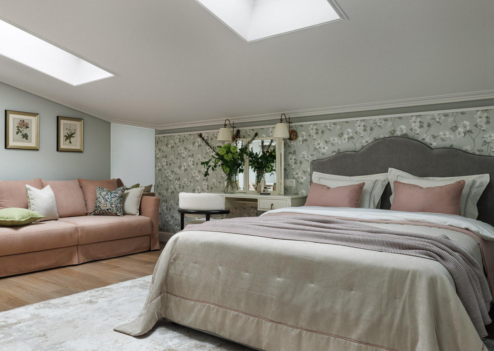 Обложка проекта: Комната молодой девушки под скатной крышей