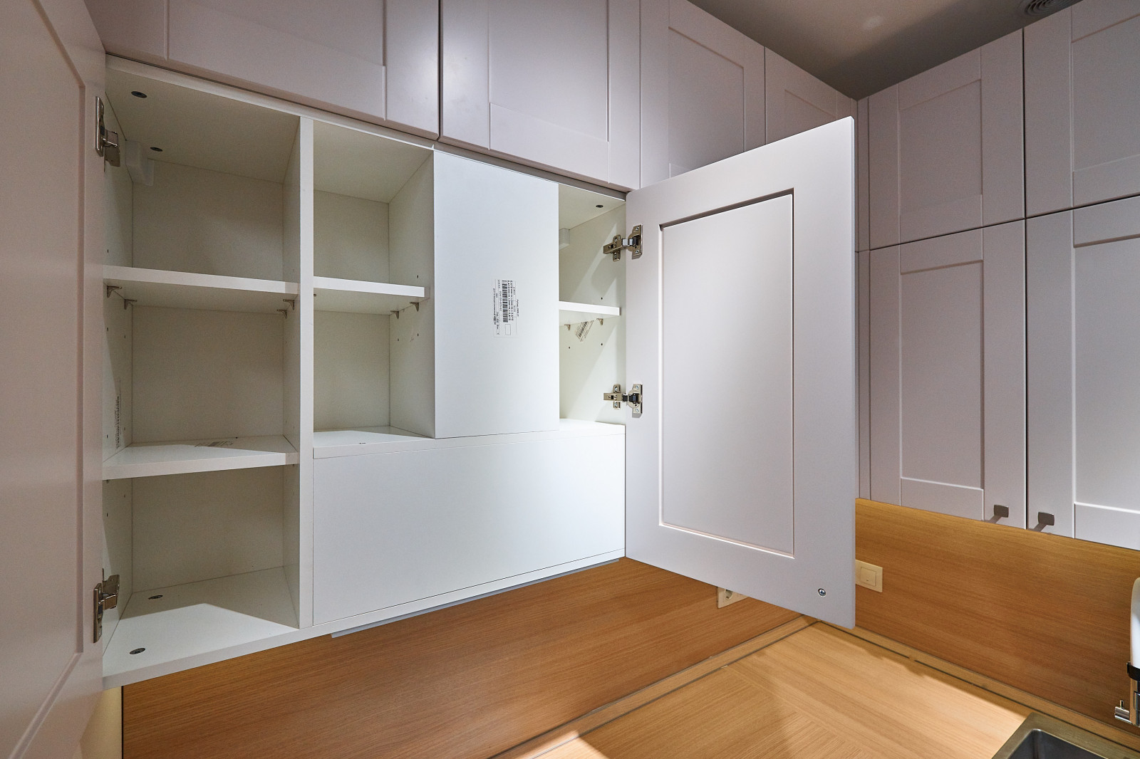 Кухня из эмали и шкаф для хранения