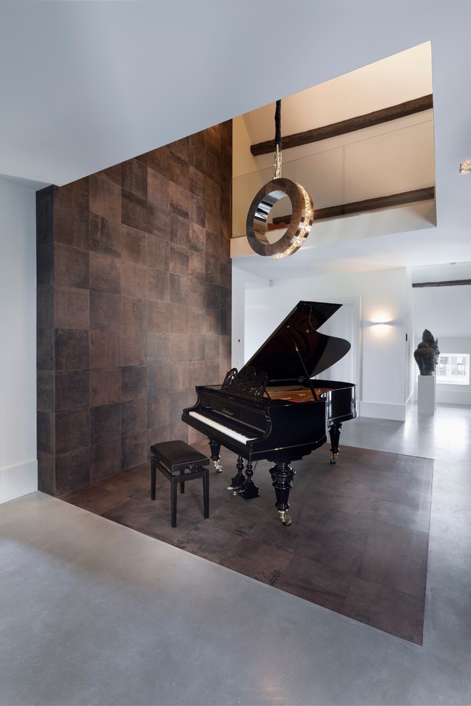 Кожаные стена и пол в гостиной коттеджа в Голландии