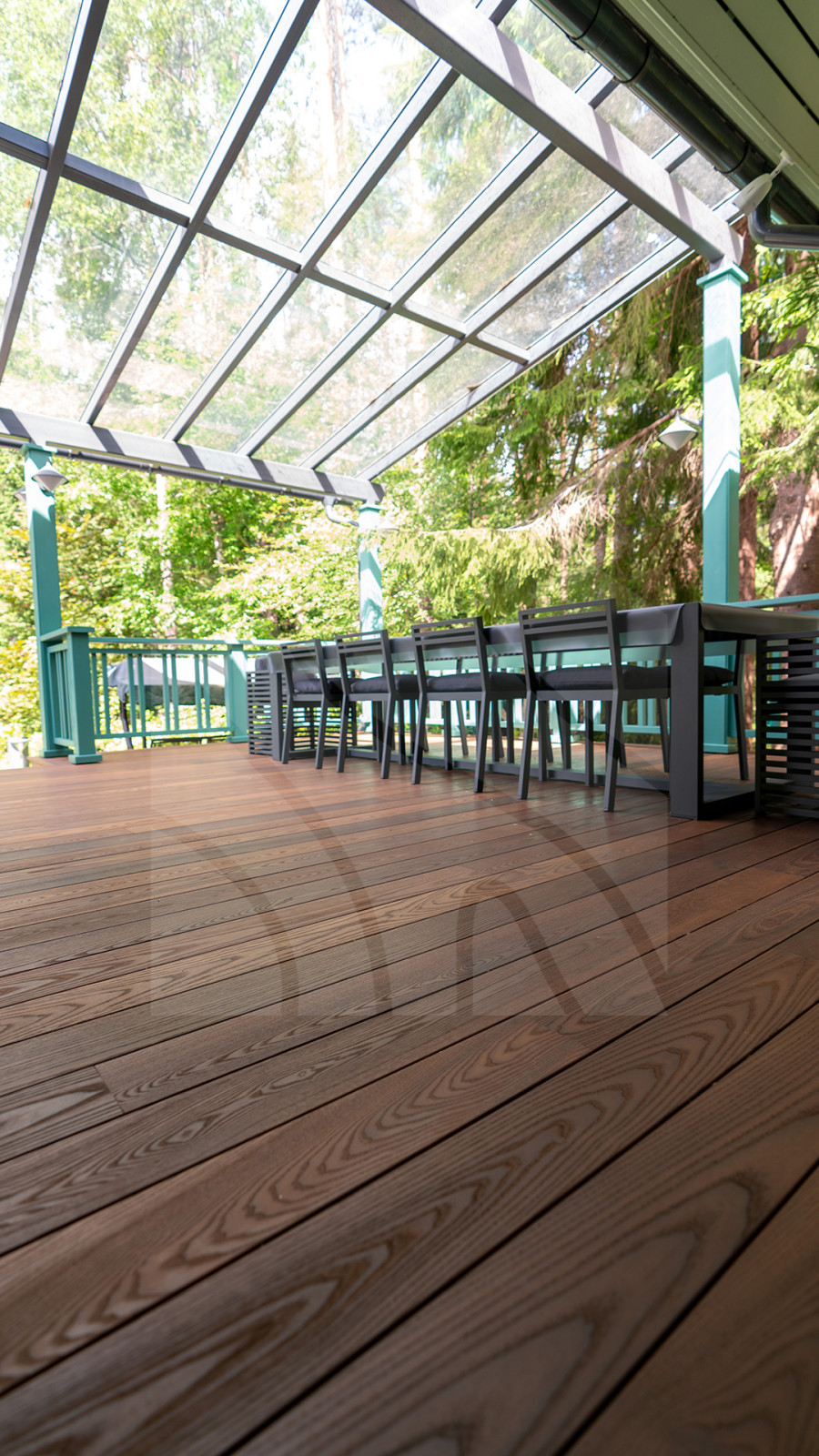 Терраса из термоясеня для загородного дома