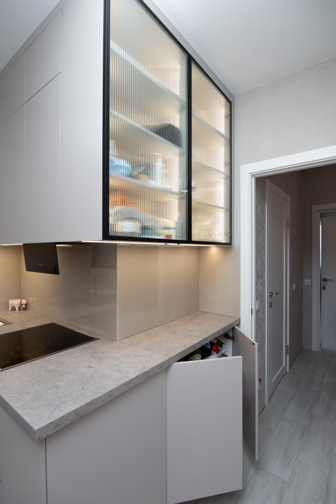 Современная угловая кухня в нежно-сером цвете