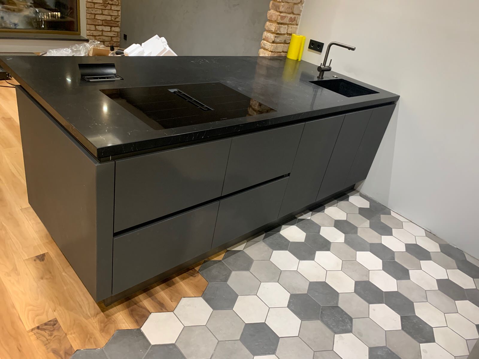 Кухня с островом в ЖК Лайнер