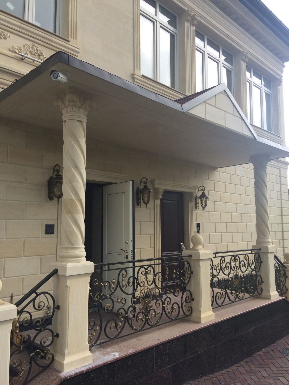 Облицовка фасадов натуральным камнем