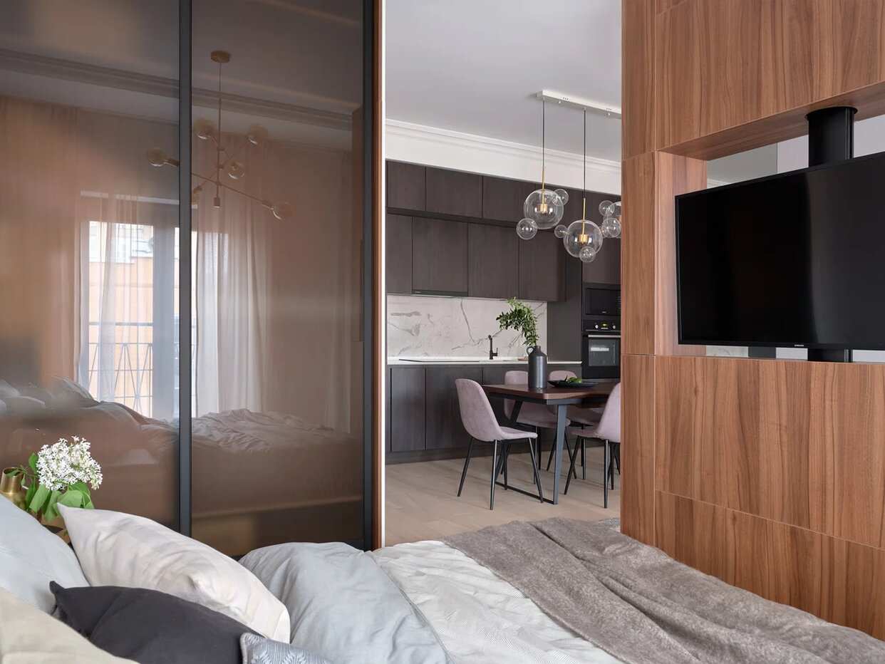 Вид из спальни в зону столовой