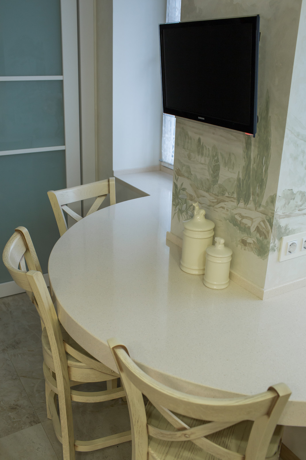 Городская кухня с лесным пейзажем