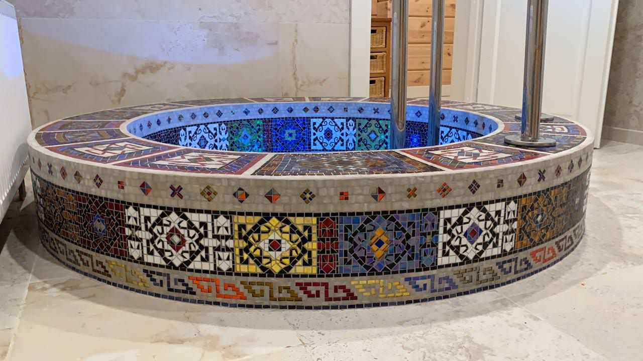 Купель из мозаики. Подмосковье, частный дом