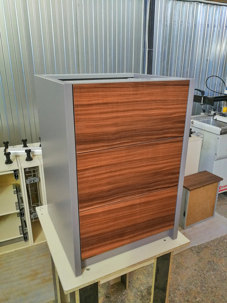 Письменный стол со вставками из американского ореха.