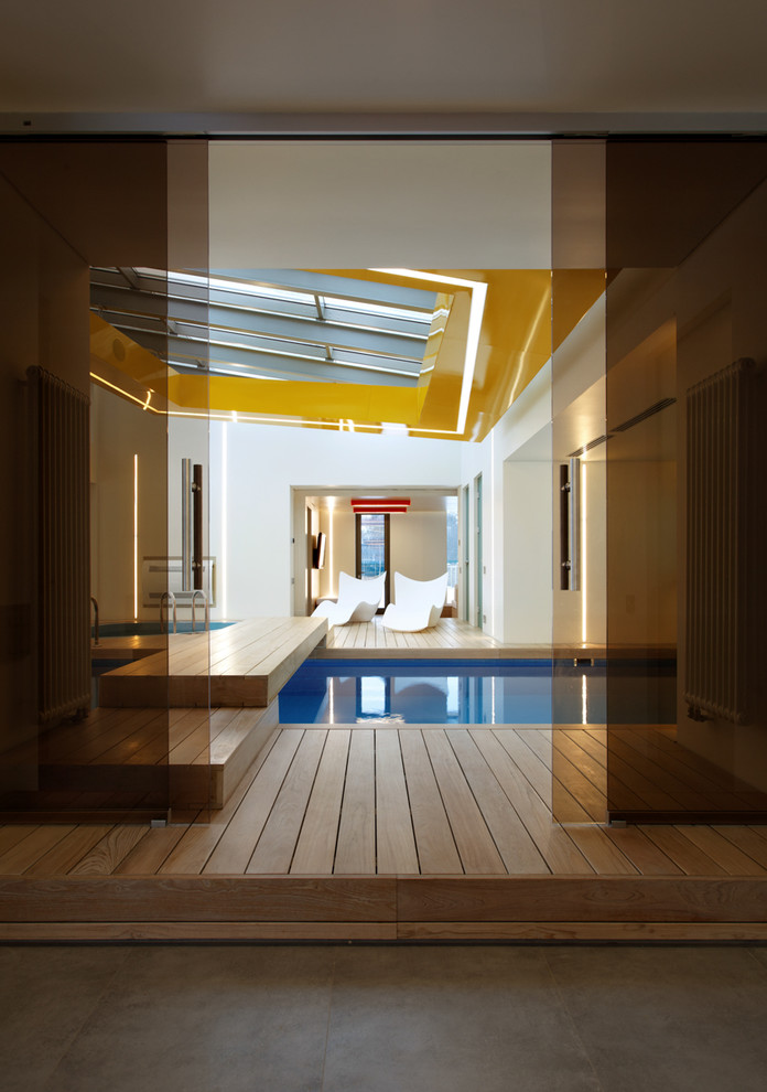 здание и интерьер бассейна на Новой Риге