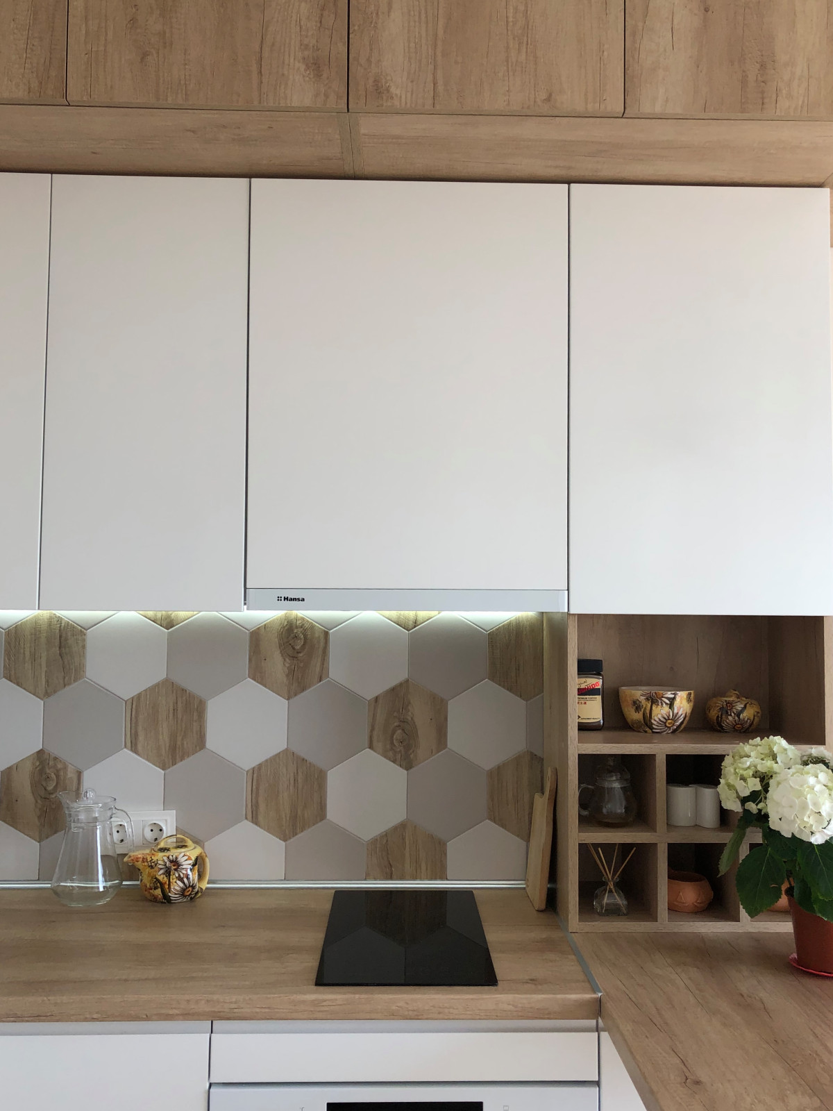 Белая современная кухня с фартуком "соты"