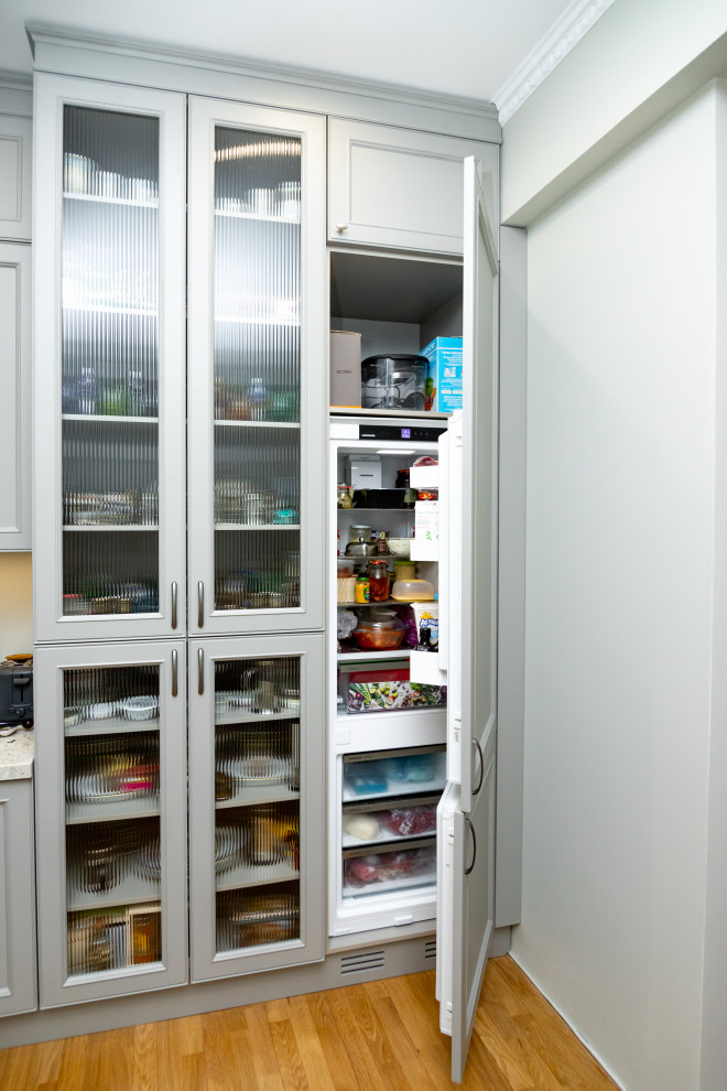 Светло-серая кухня в классическом стиле