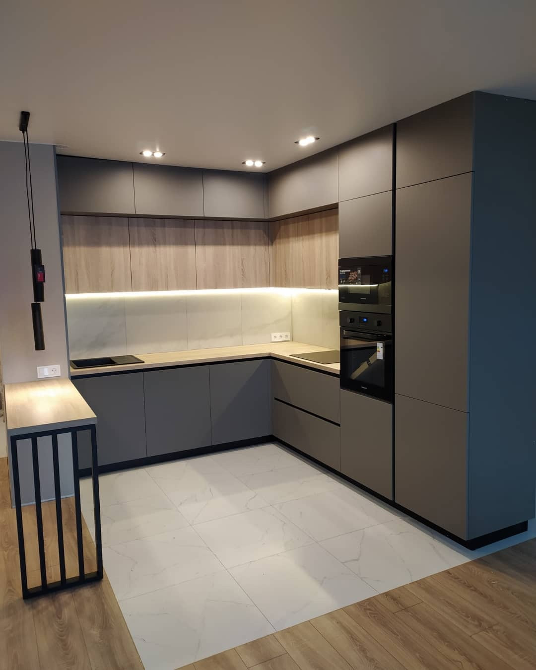 Кухня до потолка 2 ряда