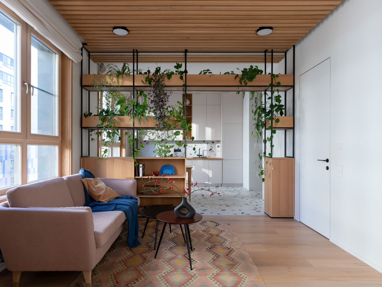 Двухкомнатная квартира с зеленой перегородкой в гостиной