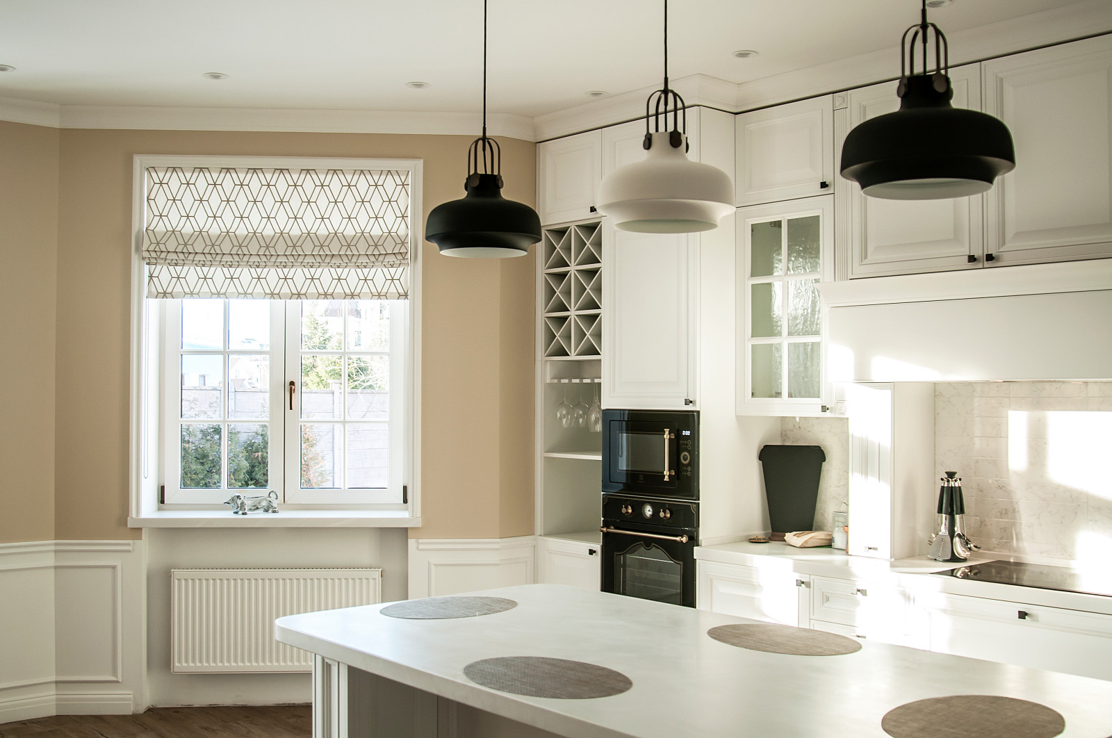 Римские шторы в классической кухне