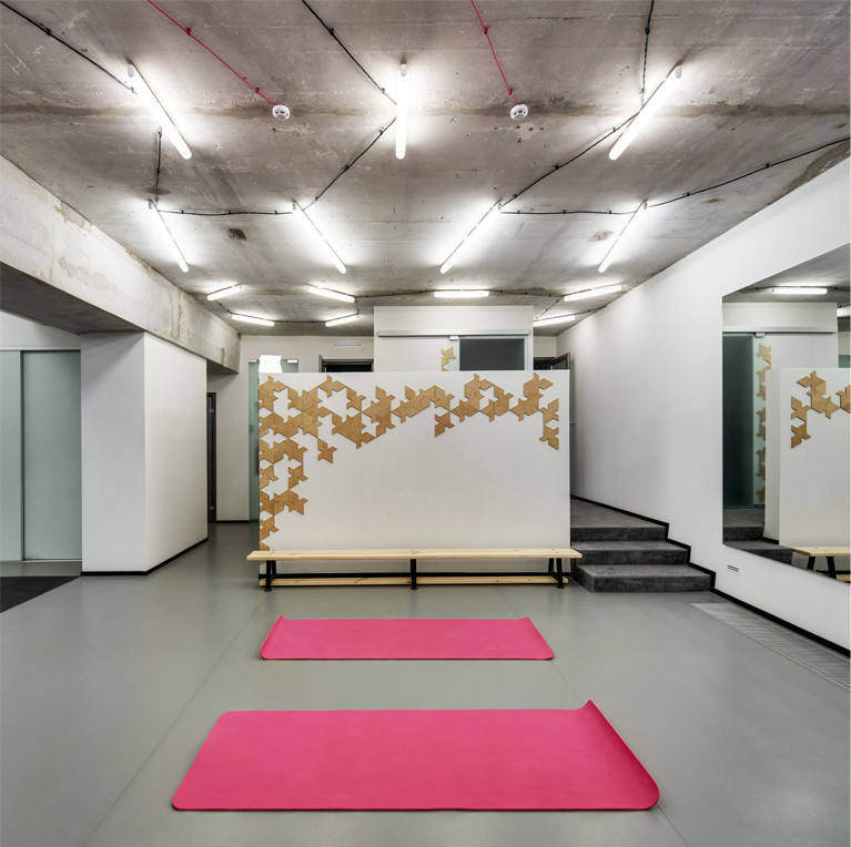 Зал для занятий йогой и TRX