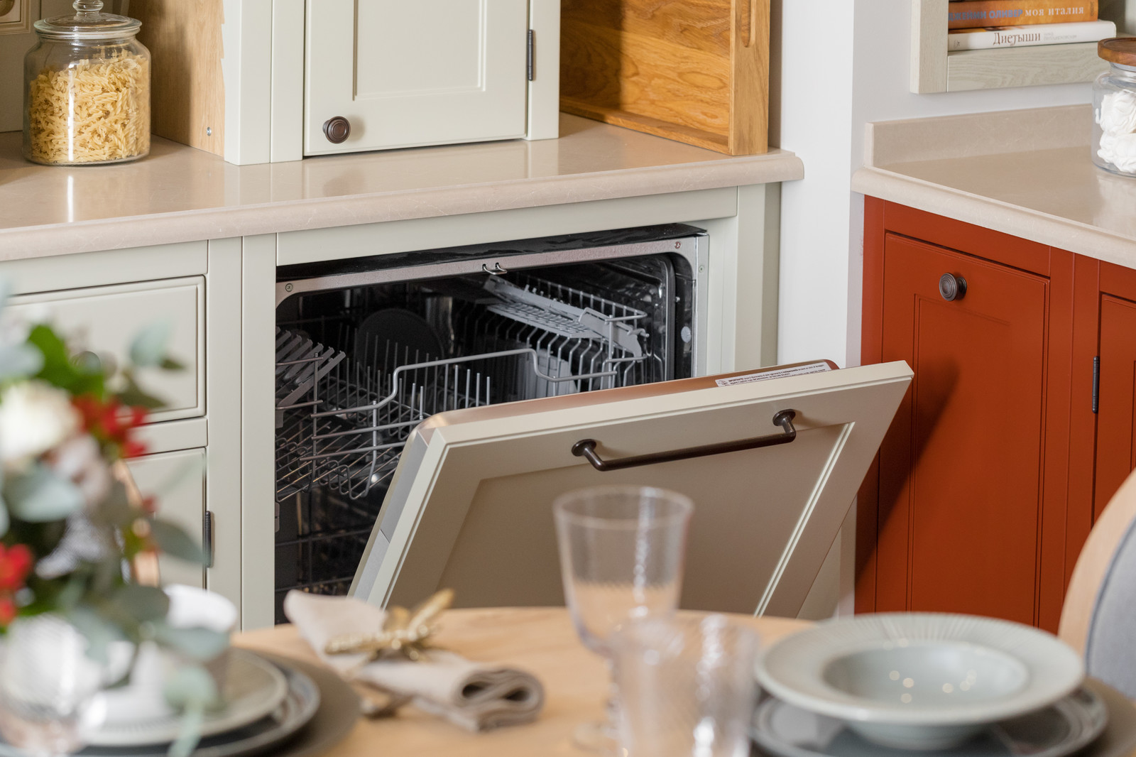 Классическая кухня в американском стиле с яркими акцентами