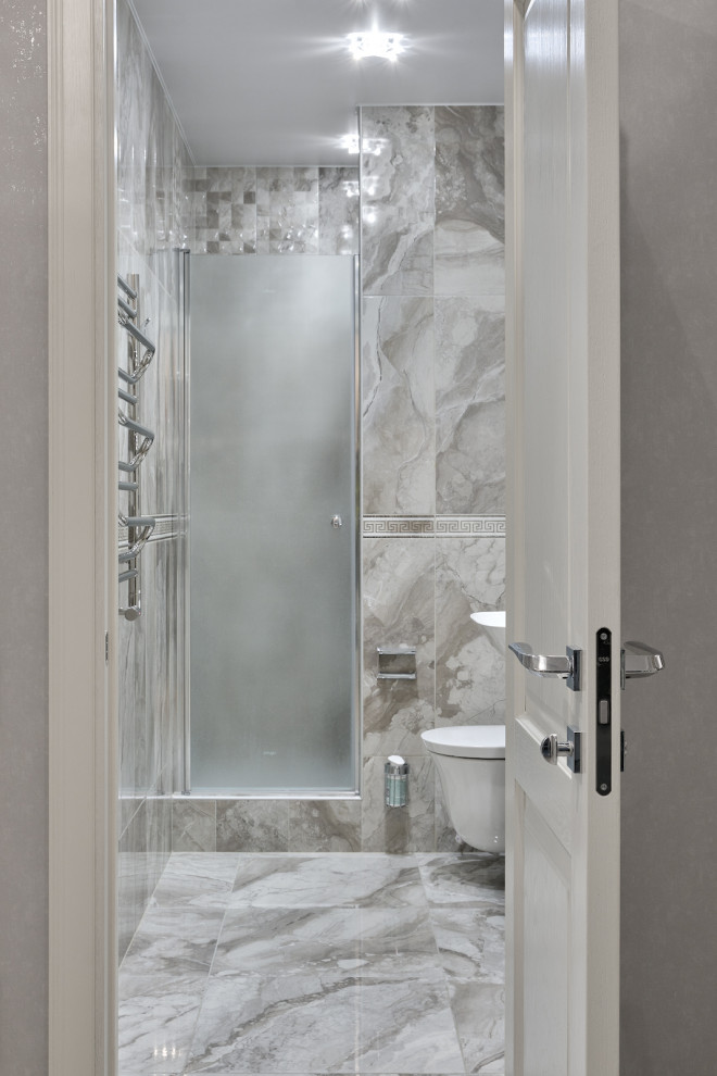 Белые дубовые двери в неоклассическом интерьере