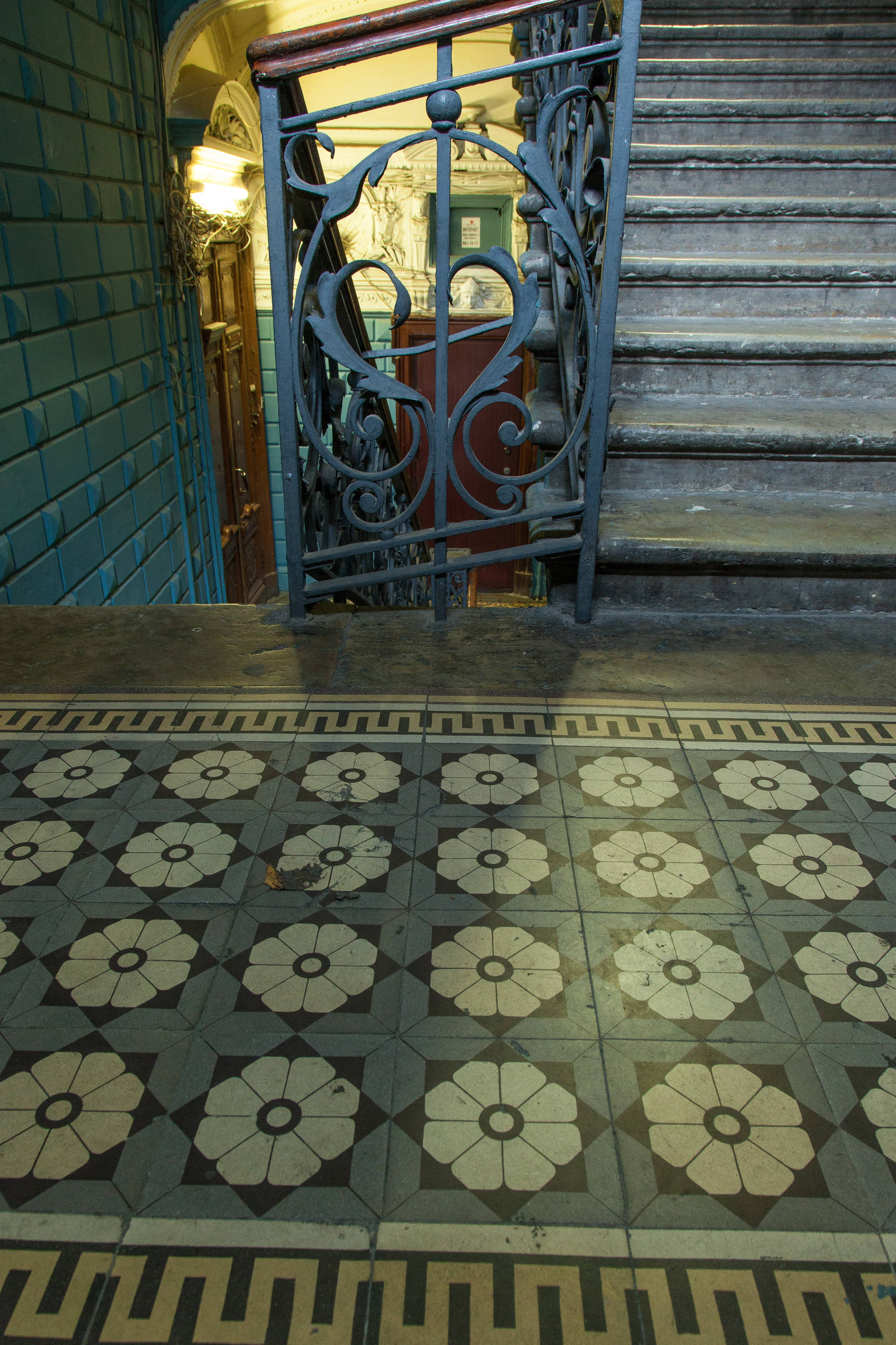 Фотоохота: 24 кадра из парадных доходного Петербурга