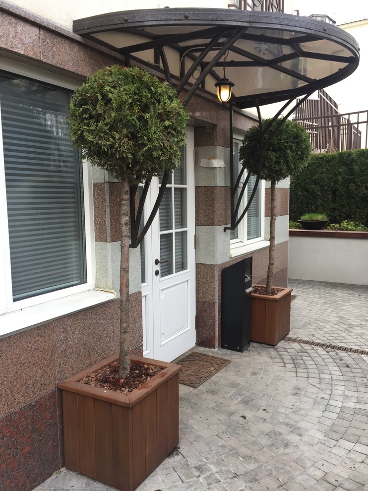 Территория около офиса.