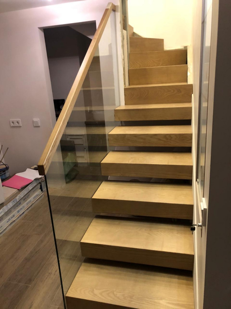 Консольная лестница и цельностеклянные перила второго света в профиле