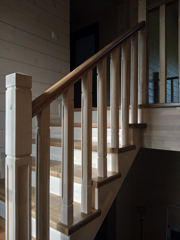 Лестница из дуба в дом из бруса