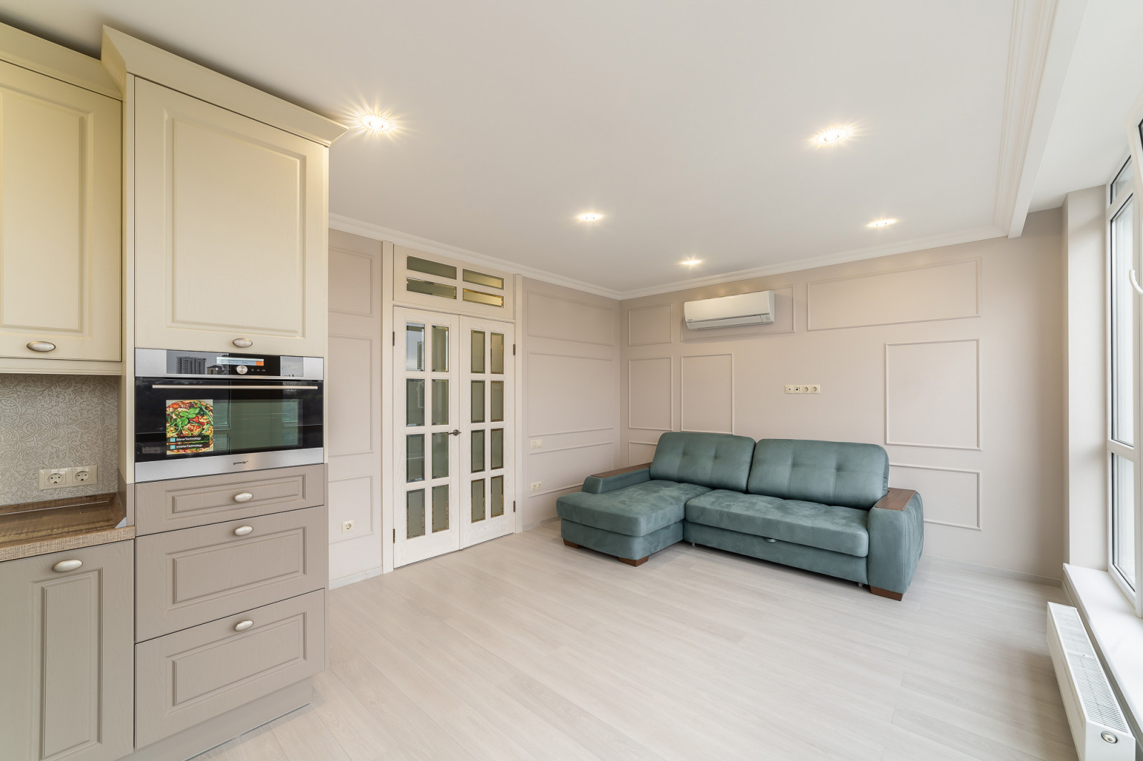 Двух-комнатная квартира в ЖК Раз Два Три (Сочи) в мятных тонах