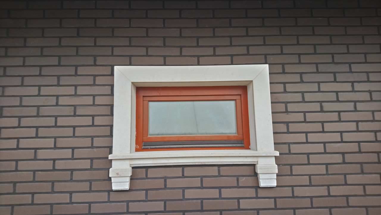 Облицовка окон и замковые камни из мрамора.