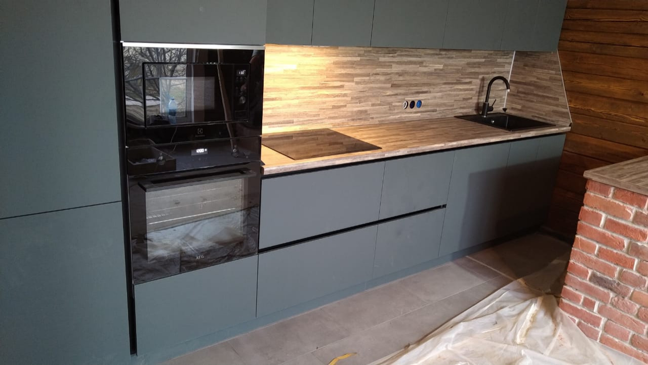 Кухня в материале Fenix с профилем Gola