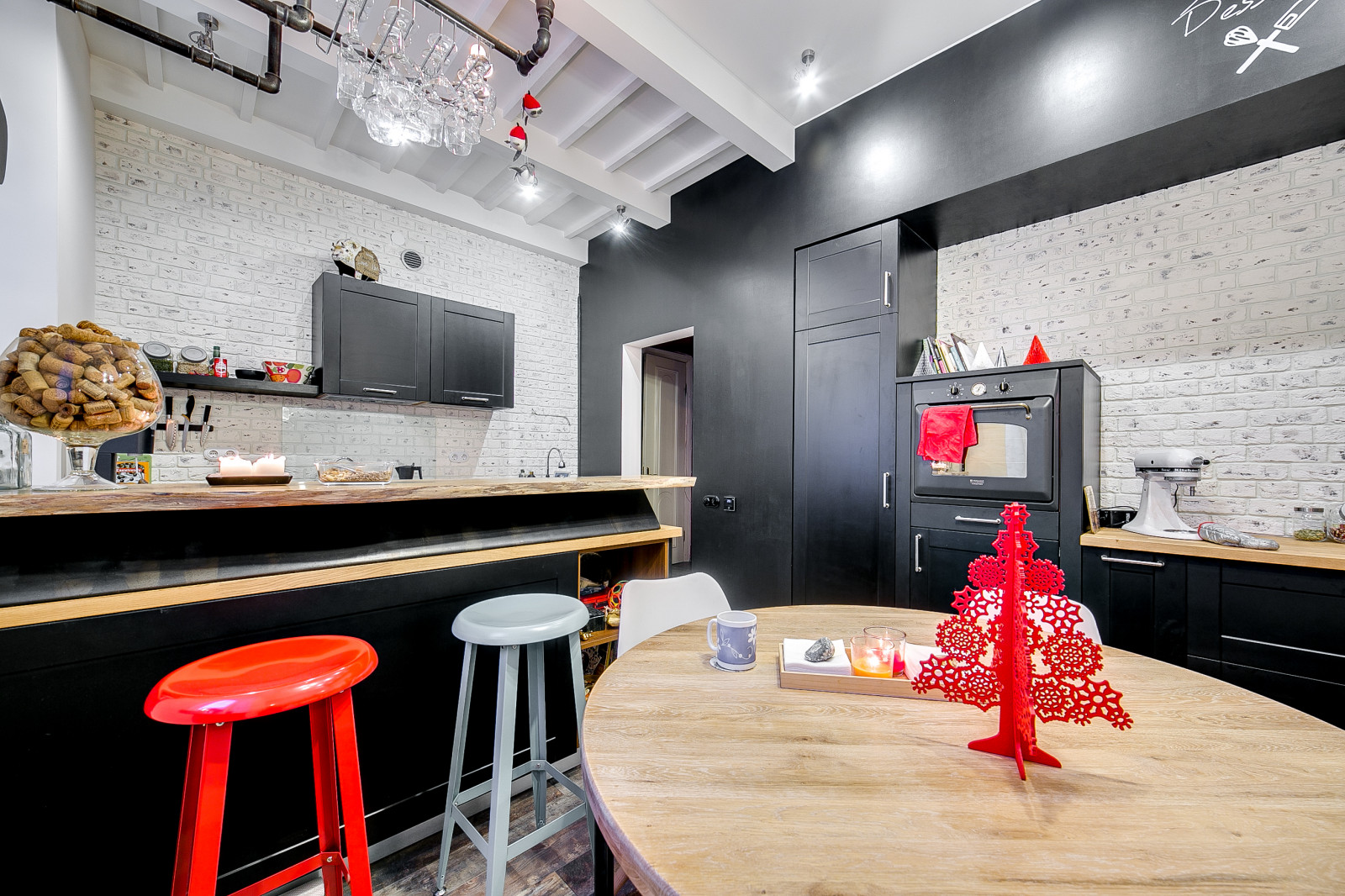 Просторная кухня в стиле лофт