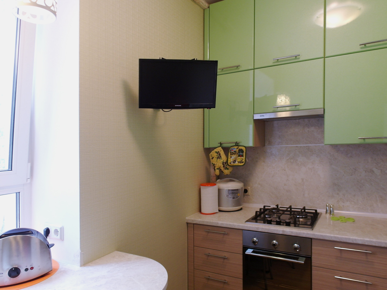 Вид от входа, кухонная мебель