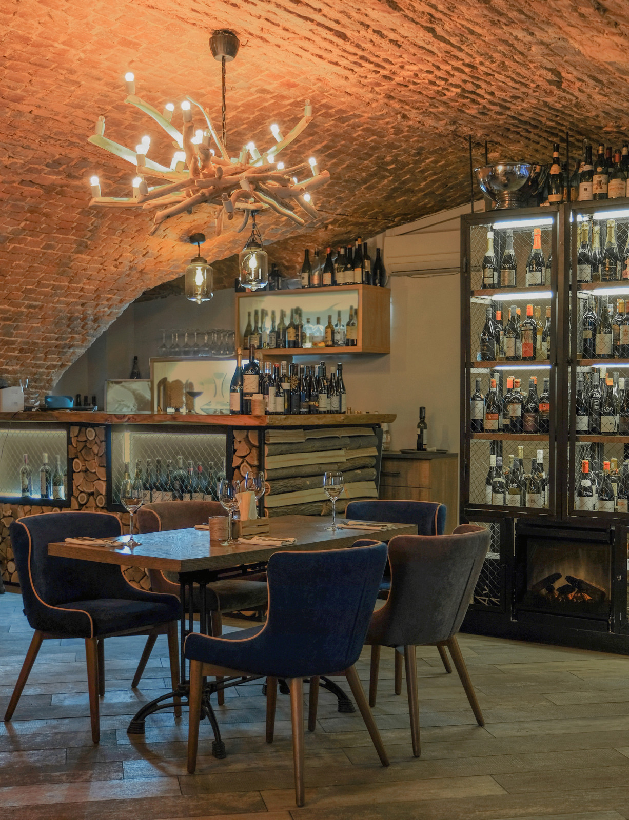 Винный погреб с барной стойкой из дров и камином