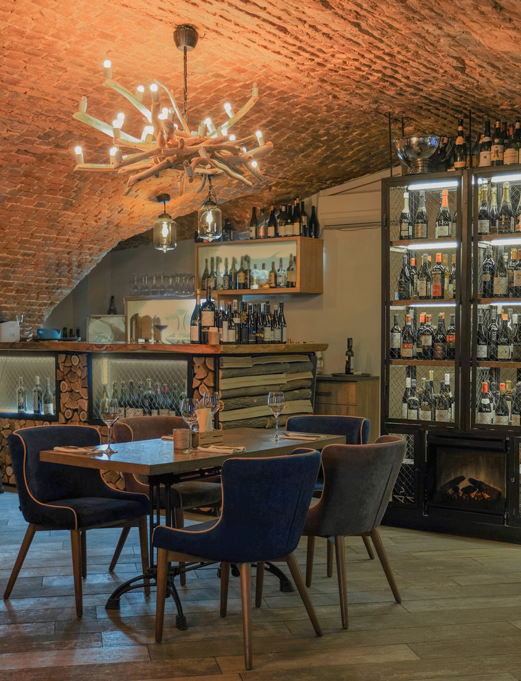 Винный погреб с барной стойкой из дров и камином